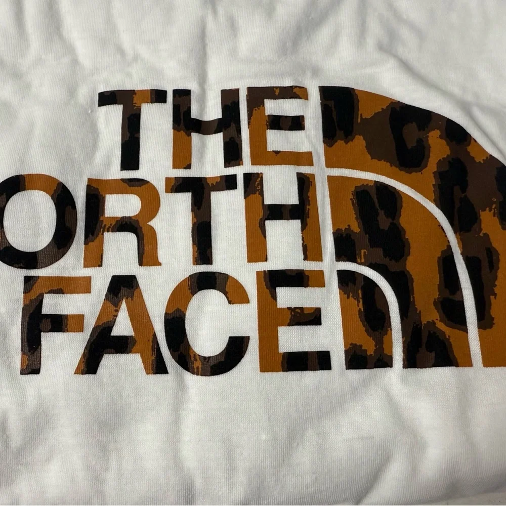 The North Face Leopard Print Logo Graphic Long Sleeve Crew Neck NWT New - Picture 2 of 5